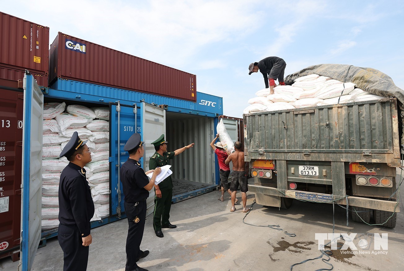 Lực lượng Hải quan phối hợp với các lực lượng kiểm tra, giám sát đối với hàng hoá xuất khẩu tại Cảng Cửa Lò, tỉnh Nghệ An. (Ảnh: Vũ Sinh/TTXVN)